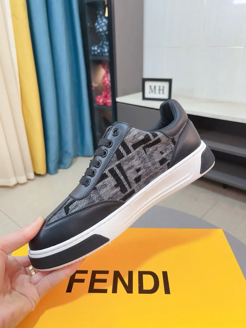 Men's Men's Shoes💰420🌹🌹[fendi] Fendi's classic and comfortable men's, this complex sneaker is made of soft calfskin➕genuine leather lining➕original ultra-light rubber material with rough outsole. This unique and light style is suitable for the casual and refined sensibility of this season. It is comfortable and natural on the feet. It is an everyday style for casual travel in autumn and winter! 38/44